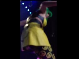 Mientras interpretaba 'Walking on air', Katy cayó sobre un espectador. ESPECIAL /