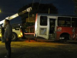 Una grúa retiró el camión del lugar.  /