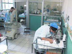 Los médicos del sector público se quejan de carencias materiales para atender las necesidades que se demandan en los hospitales.  /