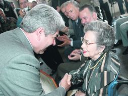 Amalia Guerra recibió de manos del entonces gobernador de Jalisco, Francisco Ramírez Acuña, el Premio Jalisco 2001-2002 de Letras.  /