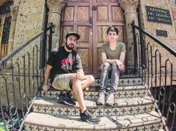 Raúl Orozco (playera negra y gorra) y Omar Ruiz son las promesas del diseño que sorprendieron en e 'Mexico Elle Diseña'.  /