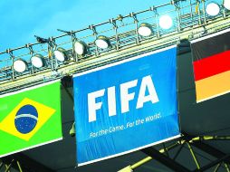 A la espera. Las banderas de Brasil y de Alemania ya están presentes en el estadio Mineirao, de Belo Horizonte. EFE /