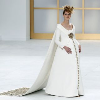 Chanel cautiva con colección de lujo y novia embarazada