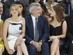 En la misma reunión, Lawrence se encuentra con Emma Watson y ambas pasan un momento divertido. EFE /