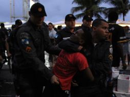 Un hombre es detenido en el FanFest en Río de Janeiro. AFP /
