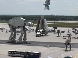 Maquinaria, naves y camiones ocupan el aeropuerto alemán en el falso video. ESPECIAL /