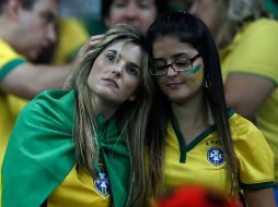 Dos aficionadas de Brasil lamentan la eliminación de su equipo en las tribunas del Estadio Mineirao. AFP /