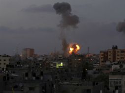 Aspecto de una de las explosiones provocadas por un misil lanzado al norte de Gaza. AP /