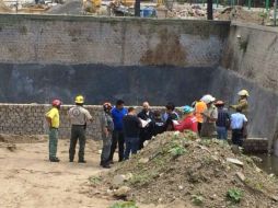 Paramédicos presumen que la asfixia llegó por la falta de oxígeno dentro del estrecho lugar. ESPECIAL /