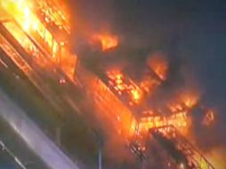 Medios locales muestran imágenes de autobuses incendiados en Sao Paulo. ESPECIAL /