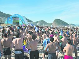 Aficionados argentinos en el Fan Fest Río de Janeiro, ubicado en la playa de Copacabana. AFP /
