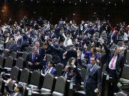 Tras un debate de más de 20 horas, los diputados del PRI, PVEM, Panal y la mayoría del PAN avalan el dictamen. SUN /