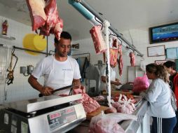 Los precios de los productos que más inciden en este incremento son: el de la carne de res, cerveza y jitomate, entre otros. ARCHIVO /