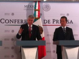 El titular de la SCT, Gerardo Ruiz Esparza y el vocero de la presidencia, Eduardo Sánchez Hernández en conferencia (d). Foto: ‏@SCT_mx. ESPECIAL /