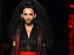 La nueva diva de la canción europea sale a la pasarela como una novia encantadora en negro, oro y rojo. AFP /