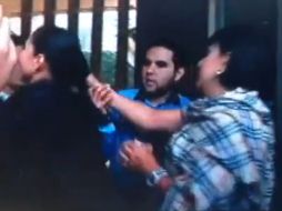 La regidora de Guanajuato, Guadalupe Barrera Auld, jala del cabello a una reportera. ESPECIAL /