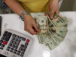 El tipo de cambio para solventar ogligaciones denominadas en moneda extranjera pagaderas en el país es de 12.9780 pesos. ARCHIVO /