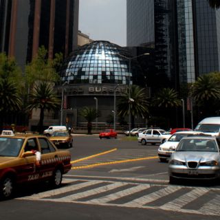 América Móvil impulsa repunte en la BMV