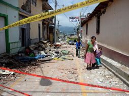 El Programa de Empleo Temporal, pagará a las familias por realizar la remoción de escombros de sus casas y calles. AFP /
