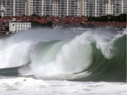 Enormes olas golpean la costa por el paso del tifón 'Neoguri' en la playa de Haeundae. EFE /