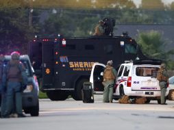 Agentes del sheriff acudieron al lugar al recibir llamadas de emergencia de los vecinos tras escuchar los balazos. EFE /