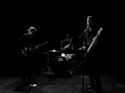 El video cuenta hasta el momento con más de 69 mil visitas en Youtube, el video está el blanco y negro totalmente. ESPECIAL /