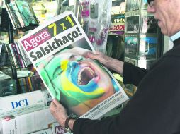 Histórico. Un ciudadano brasileño hojea el periódico Ágora en las inmediaciones del estadio donde perdió Brasil, en Sao Paulo. AFP /