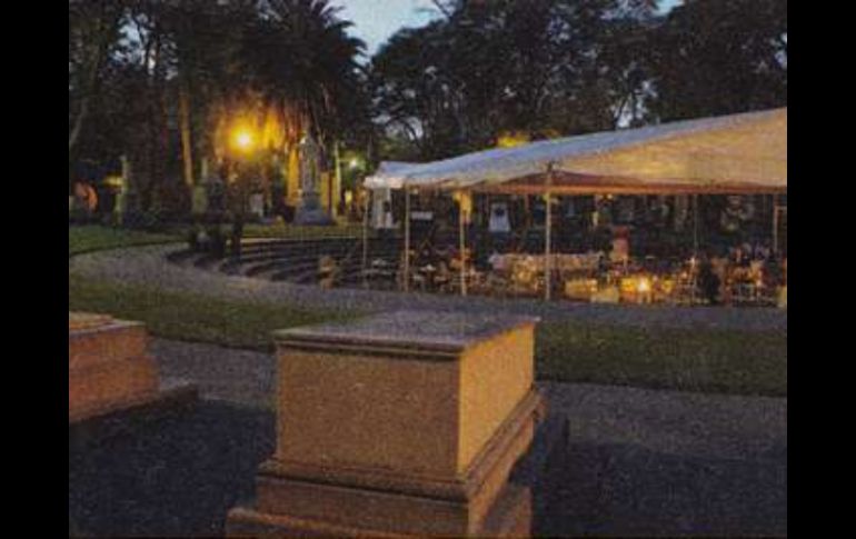 Al centro de la Rotonda, una carpa iluminada, salas lounge y periqueras esperaban a los invitados. ESPECIAL /