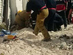 Bomberos continúan buscando posibles atrapados por el derrumbe en Mérida. Foto: ‏@PoliciaYucatan. ESPECIAL /