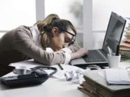 Comer mucha azúcar o carbohidratos invita a que el ''mal de puerco'' sea más pesado. ESPECIAL /