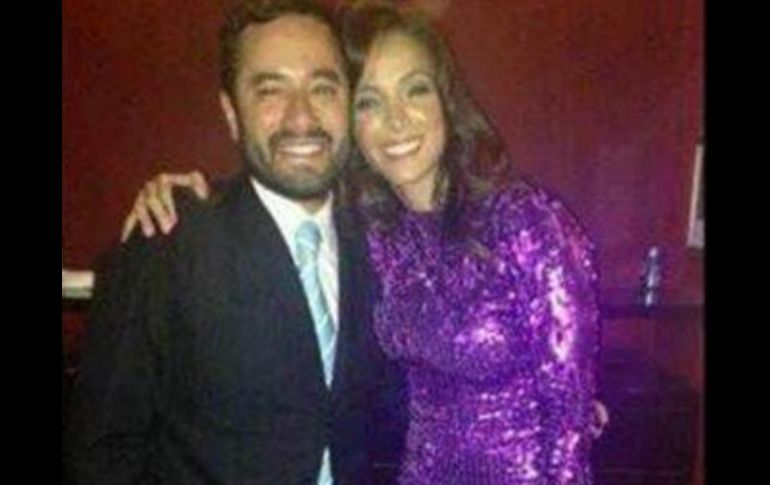 Circula una fotografía, del 27 de mayo, en la que se ve al jefe delegacional de Miguel Hidalgo, Víctor Hugo Romo, junto a la actriz. ESPECIAL /