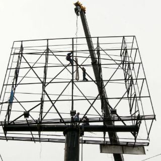 Retiran 11 espectaculares de Periférico por carecer de permisos