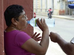 Recomiendan a la población aumentar la ingesta de agua y no exponerse largos periodos a los rayos del sol. ARCHIVO /