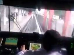 En YouTube circula un video donde se ve al chofer jugando con su tableta mientras conducía. ESPECIAL /