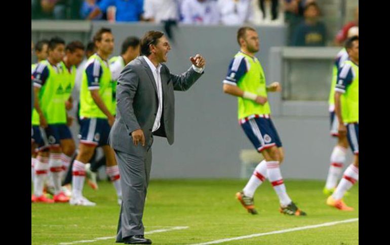 Carlos Bustos da indicaciones en el partido ante Cruz Azul, foto del sitio web de Chivas. ESPECIAL /