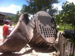 Por la explosión, una de las calderas de la fábrica salió proyectada unos 40 metros de su sitio original. ESPECIAL /