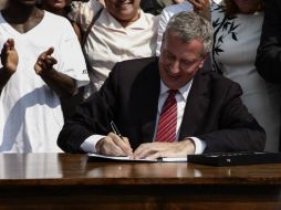 Bill de Blasio firma el proyecto de ley para crear una tarjeta municipal de identificación de inmigrantes. EFE /
