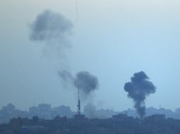 Aspecto de las columnas de humo producidas por explosiones del impacto de misiles en Gaza. AP /