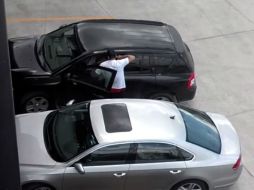 Según quienes observaron el hecho ni el guardia de seguridad ni el 'viene viene' se percataron del asalto. ESPECIAL /