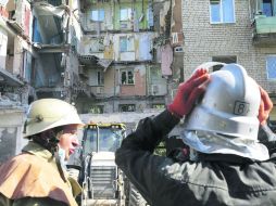 Rescatistas trabajan en un edificio que explotó tras el lanzamiento de un proyectil, durante los choques entre el Ejército y prorrusos. EFE /