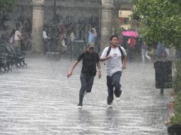 Los fuertes chubascos no cesan en la capital jalisciense. ARCHIVO /