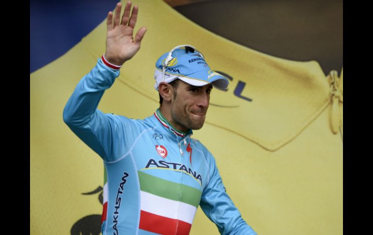 El italiano Vincenzo Nibali mantuvo el jersey amarillo. EFE /