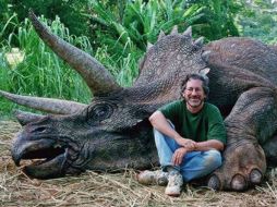 Tomada en 1993, el cineasta posa junto a una maqueta de triceratops en el rodaje de Jurassic Park. Foto: @AntDeRosa. ESPECIAL /