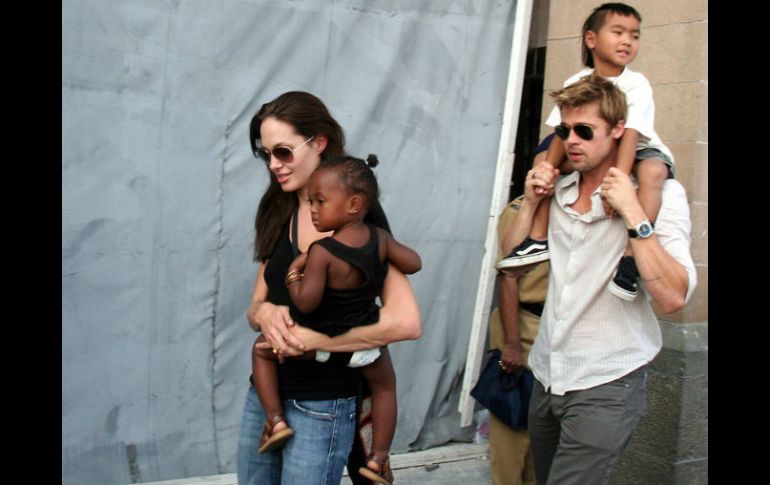Angelina Jolie y Brad Pitt tienen seis hijos, tres adoptados. En la foto, Zahara (i) de origen etíope, y Maddox (d), de Camboya. ARCHIVO /
