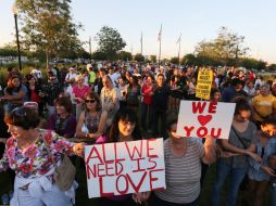 Cientos de inmigrantes protestan durante vigilia en Arizona en apoyo a indocumentados detenidos en la frontera. EFE /