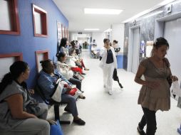 Entre los donativos se encuentran camas para rehabilitación, estaciones de trabajo móviles y camillas hidráulicas.  /