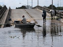 Las inundaciones alcanzaron la céntrica calle Palma de Asunción. AFP /