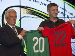 Justino Compeán (izq) dio rueda de prnesa en Brasil. MEXSPORT /