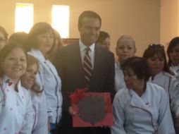 El presidente municipal de Zapopan, Héctor Robles, asistió a la graduación de las mujeres que concluyeron su capacitación. ESPECIAL /