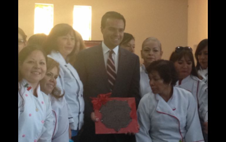 El presidente municipal de Zapopan, Héctor Robles, asistió a la graduación de las mujeres que concluyeron su capacitación. ESPECIAL /